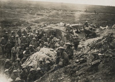 Fotografia oficial tirada na Frente Ocidental D 1641. Um dos nossos tanques em Flers., 1916 de Unknown