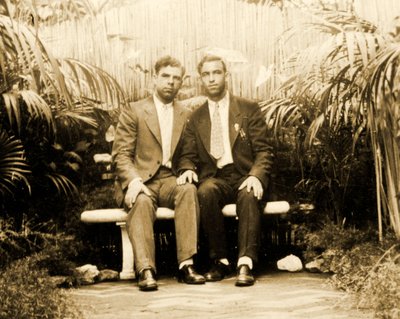 Retrato de um casal carinhoso em um jardim tropical, c.1930 de Unknown