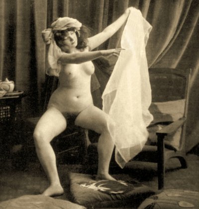 Nua fêmea sentada com turbante e véu, c.1900 (foto sépia) de Unknown