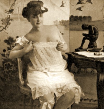 Jovem, mulher, exibindo, laçado, chemise, c.1900 de Unknown
