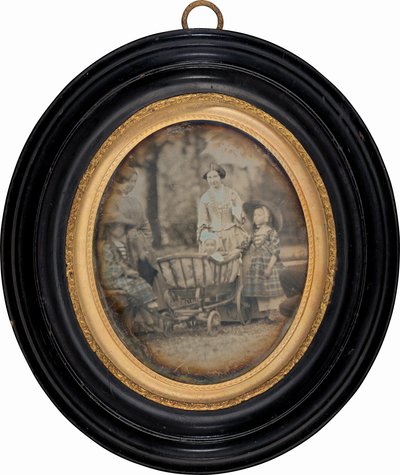 Duas mulheres e três crianças no jardim de Unknown 19th Century