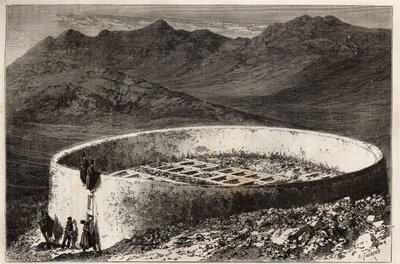 Um cemitério de guebra (ou Zoroastrian) perto de Teerão (Irão), em forma de uma grande torre com uma circunferência de 60 metros e uma altura de 5 metros; o interior é disposto em caixas de maconnated, cada uma serve como uma entrada para os cofres ou os o de Unknown artist