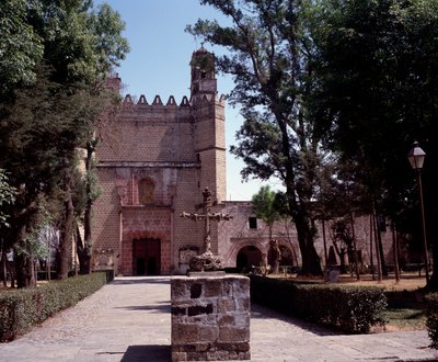 Arte México: vista do Convento Agostiniano (mosteiro de San Augustin Acolman) datado de 1571. A cruz é feita por artistas indígenas Tequitqui. México. Acolman de Unknown artist