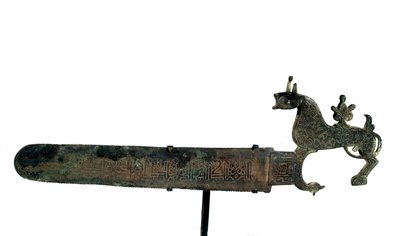 Serra de Bronze com a lâmina decorada de inscrições. Cabo em forma de animal de Unknown artist