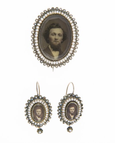 Broche e brincos a condizer, c.1880, Fotografias, pérolas, ouro, prata, sem etiqueta de Unknown artist