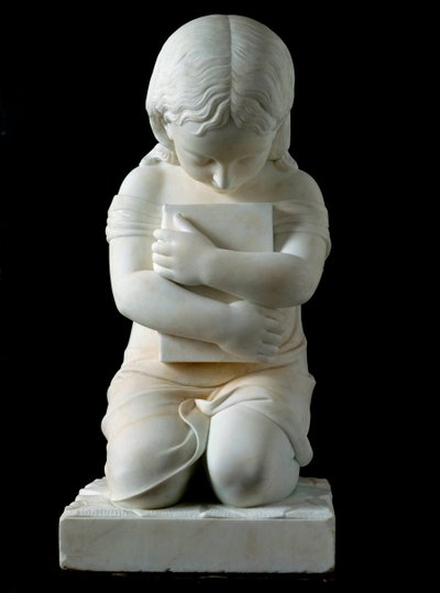 Criança ajoelhada segurando um livro nos braços Escultura em mármore Anónimo do século XIX da colecção do Príncipe Odon di Savoia. Dim. 63x30x30 cm Genes, Galleria d