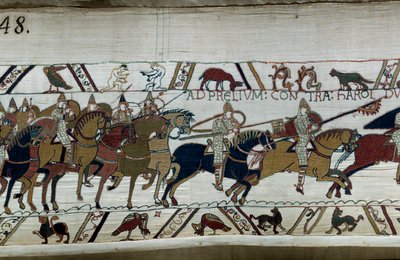 Conquete da Inglaterra pelo Duque Normando Guilherme o Conquistador (1027-1087) em 1066: o seu exército avança para o de Harold II a Hastings No fundo à esquerda, dois homens nus Detalhe da tapeçaria de Bayeux ou Bordado da Rainha Mathilde de Unknown artist