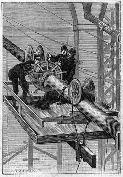 Construção da Ponte do Brooklyn, em Nova Iorque: Máquina usada para cobrir os 19 cabos secundários com fio de aço helicoidal em um único cabo. Gravação a partir de 1883. de Unknown artist