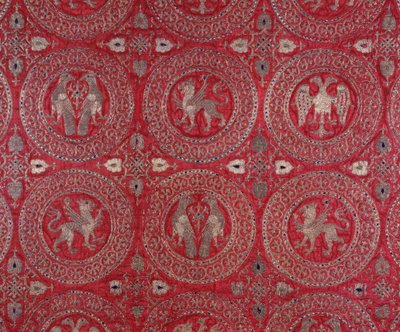 Detalhe do tecido do traje eclesiástico em seda roxa de Chipre representando animais fantásticos (hábito religioso de seda roxa de Chipre com animais fantásticos) Museo della Cattedrale Anagni do século XIII, Itália de Unknown artist