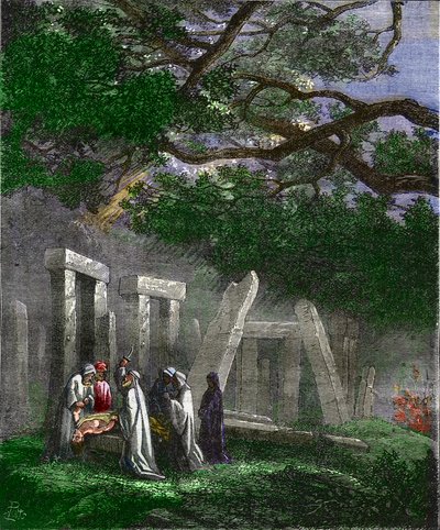 Druidas praticando um sacrifício humano em Stonehenge parados pelos soldados romanos - Sacrifício humano pelos druidas um Stonehenge parado pelos soldados romanos durante o ritual - Gravura colorida do século XIX de Unknown artist