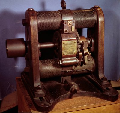 Máquina dinamo-eléctrica do tipo Gram que produz corrente contínua, realizada em 1877 pelas fábricas Sautter e Lemonnier. 1877. de Unknown artist
