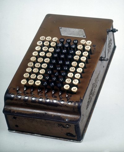 Calculadora de feltro: O Comptómetro de Unknown artist