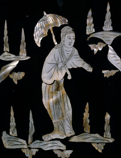 Figura feminina com guarda-chuva, detalhe do armário incrustado de mãe de pérola com decoração de chinoiserie de Unknown artist
