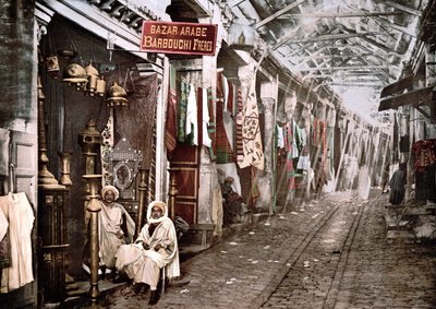 Le souc el Trouck em Tunis: loja com placa em francês "Bazaar arabic Barbouchi brothers". Fotocrómio v. 1900. de Unknown artist