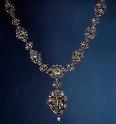 Colar do Imperador do Sacro Império, Rei da Boémia e Rei da Hungria Rodolfo II (1552-1612) em esmalte, ouro e pedra fina com pingente retratando cenas da Paixão. Século XVI. Paris, Museu do Louvre de Unknown artist