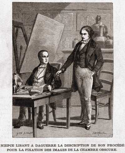 Niepce lendo para Louis Daguerre a descrição da Heliografia, para a fixação de imagens da câmara obscura - Nicephore Niepce (1765-1833), inventor francês, pioneiro da leitura fotográfica para Daguerre a descrição do seu método de fixação das imagens de Unknown artist