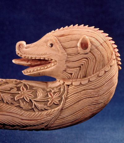 Arte oriental: woulette tau (fim da vara do pastor) com cabeça de animal marfim. Detalhe. Paris do século XV, museu arménio. de Unknown artist