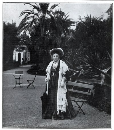 Retrato de Madame Juliette Adam (nee Lambert) (1836-1936), escritora, polemista e feminista francesa em Nice, em 1905. de Unknown artist