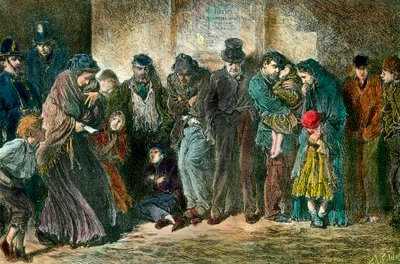 Pobreza em Londres à porta de um abrigo Famílias pobres e famintas fazem fila em frente a uma casa. Gravura a partir de 1869. Coleção Privada de Unknown artist