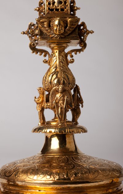Cruz de relíquia. Metalomecânica com jarras. Abadia de origem (Saint-Amand Tournai, ex-Elnone. Século XVI. Detalhe. de Unknown artist