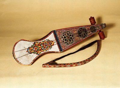 Instrumento de cordas; rabab (rubab, robab, rebab, rubob, rawap). Originário do Norte de África de Unknown artist