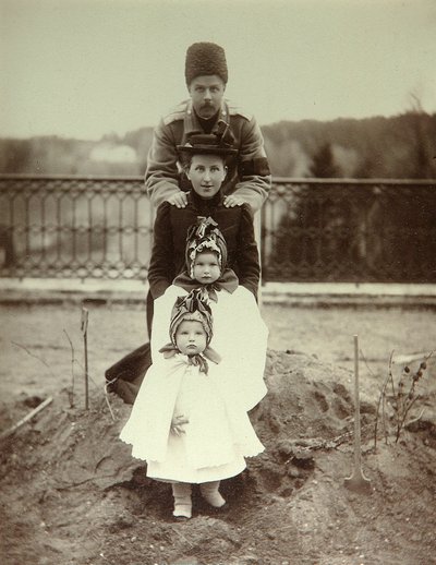 A Família do Duque Fyodor Uvarov em Country Estate Porechye. Foto Albumina de Unknown artist