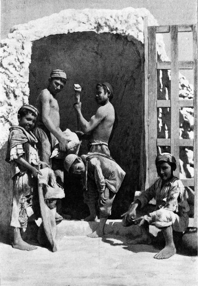 Os "carusi", aprendizes mineiros, em frente à entrada da mina. A gravura Sicília do século XIX. de Unknown artist