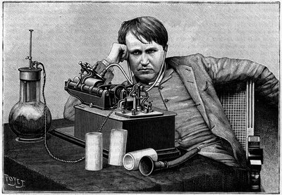 Thomas Edison (1847-1931), físico americano, em Nova York, ouvindo o primeiro "fonograma" enviado da Inglaterra. (De uma fotografia comunicada a "La Nature" pelo Coronel Gouraud). Gravura em "La Nature: Revue des sciences et de leurs applications aux arts" de Unknown artist