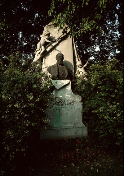 Vista do túmulo do compositor e maestro austríaco Franz von Suppe (1819-1895) no cemitério central de Viena (Zentralfriedhof), Áustria de Unknown artist