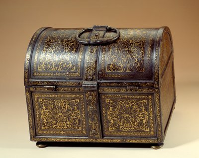 Caixa de armas de Cosimo I (Cosimo de Medici) (1519-1574) e Eleonore de Toledo (1519-1562) (Eleonora di Toledo) em metal e damasquina. Paris do século XVI, Musee du Louvre de Unknown artist