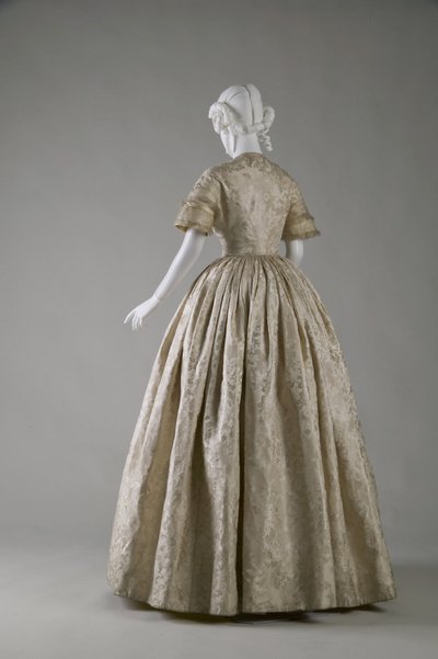 Vestido de noiva (vista oblíqua das costas) de Unknown artist