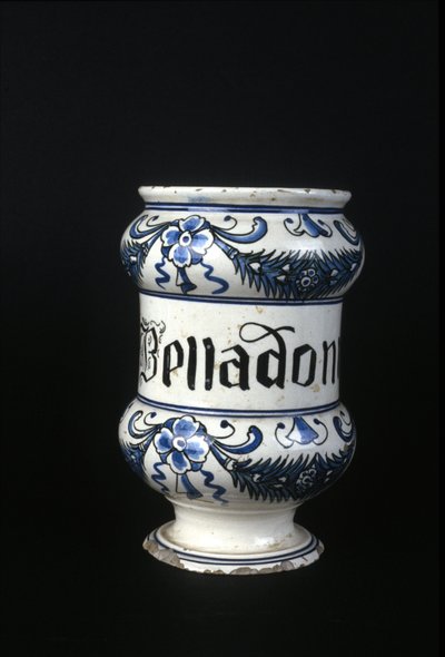 Panela de farmácia do século XVI contendo Belladonna, erva tóxica usada em farmácia. Museu de Ciência e Tecnologia, Milão. de Unknown artist