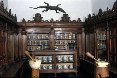 Farmácia do século XVII, vasos, panelas, argamassas... Museu de Ciência e Tecnologia, Milão. de Unknown artist