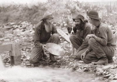 3 homens a filtrar a terra para obter ouro: Procuradores de ouro no sul do Dakota, Rockerville. Fotografia de 1889. de Unknown artist