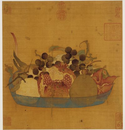 Um prato de vidro azul cheio de frutas de Unknown artist