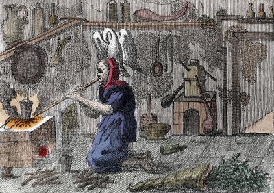 Uma bruxa no seu laboratório a preparar uma poção mágica, uma buzina cheia de ervas mágicas. Gravura do século XVI de Unknown artist