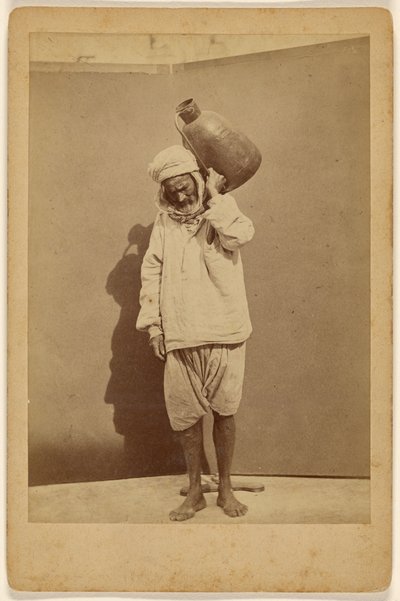 [Homem árabe carregando um jarro]. de Unknown artist