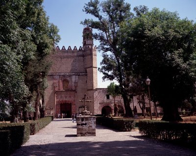 Arte México: vista do Convento Agostiniano (mosteiro de San Augustin Acolman) datado de 1571. A cruz é feita por artistas indígenas Tequitqui. México. Acolman de Unknown artist