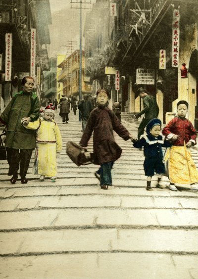 Crianças na Pottinger Street, em Hong Kong, em 1890. China de Unknown artist