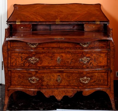 Móveis: cómoda em madeira de cedro. 1735-1745 aproximadamente. Dim. 97x137x68 cm Colecção privada de Unknown artist