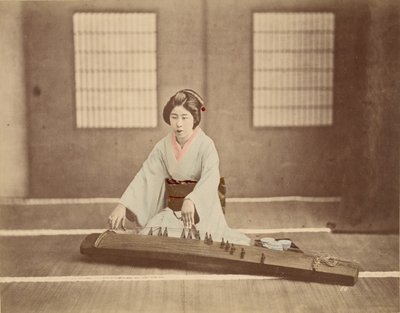 [Mulher japonesa tocando um Koto]. de Unknown artist