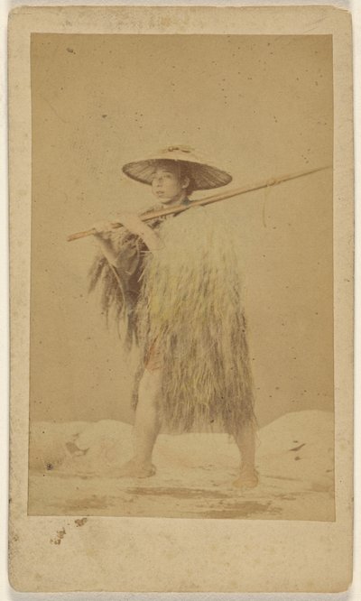 [Homem japonês com capa de chuva de palha e chapéu, carregando uma vara comprida]. de Unknown artist