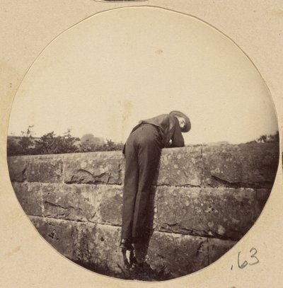[Homem de chapéu debruçado sobre um muro de pedra]. de Unknown artist