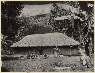 [Homem posado em frente à cabana]. de Unknown artist