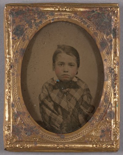 [Retrato de um rapazinho com casaco axadrezado e laço de gravata]. de Unknown artist