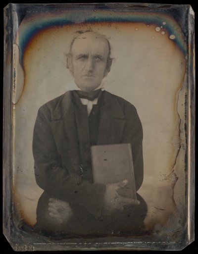 [Retrato de um homem com bigodes de carneiro agarrado a um livro] de Unknown artist