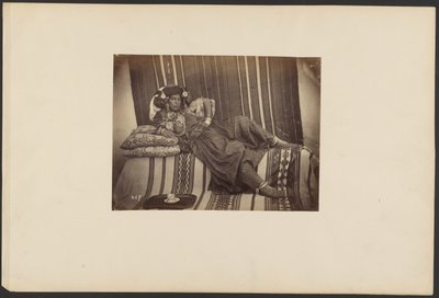 [Odalisca argelina reclinada, tribo Ouled Nail] de Unknown artist