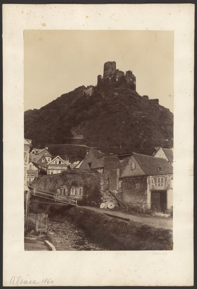 [Ruínas de um castelo com vista para a cidade]. de Unknown artist