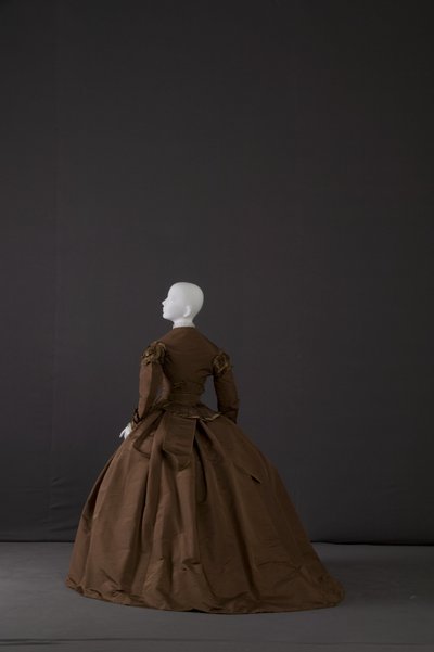 Vestido de enxoval (vista oblíqua das costas) de Unknown artist