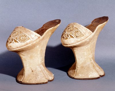 Moda Veniciana: sapatos de mulher com plataforma. Século XVIII de Unknown artist